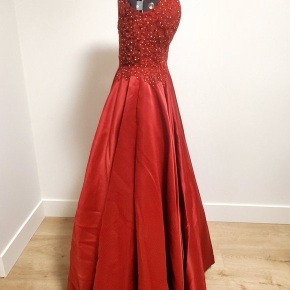 Dark Red Gown - Picture 4 of 9